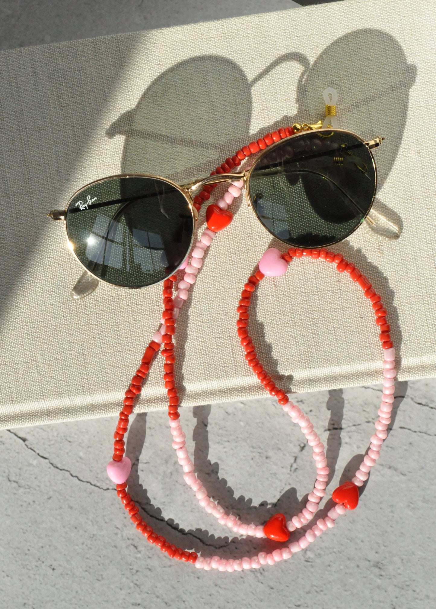 Hearts Red & Pink  Glass Seed Beads Glasses Holder: Silver plated clasps