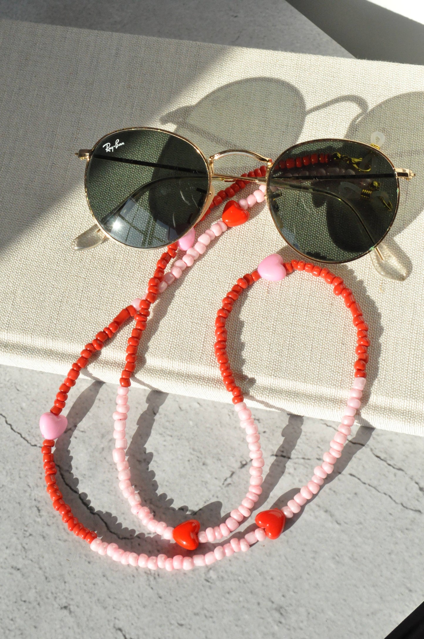 Hearts Red & Pink  Glass Seed Beads Glasses Holder: Silver plated clasps