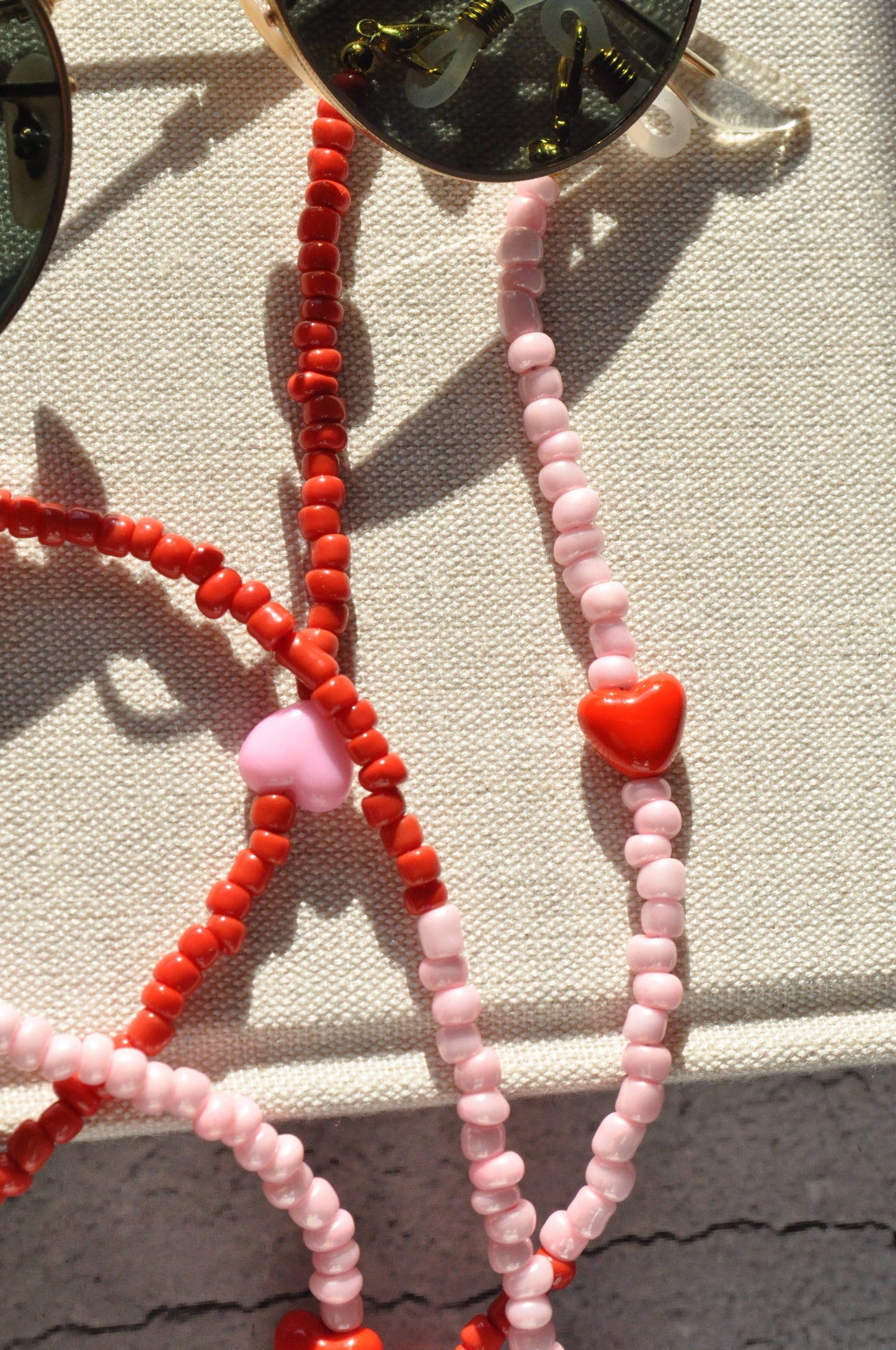 Hearts Red & Pink  Glass Seed Beads Glasses Holder: Silver plated clasps