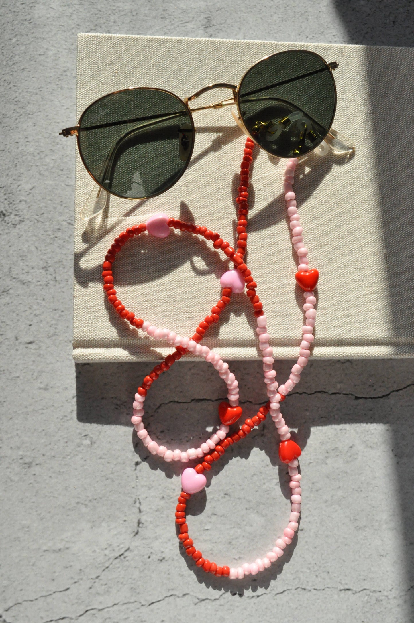 Hearts Red & Pink  Glass Seed Beads Glasses Holder: Silver plated clasps